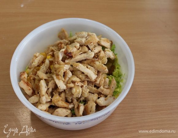 Добавить обжаренную курицу. Заправить майонезом, посолить, поперчить по вкусу.