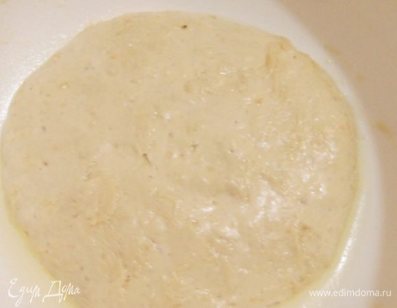 Начинаем приготовление хлеба с вечера. Ставим опару: cмешать муку, дрожжи и воду. Получается туговатое тесто. Миску смазать маслом растительным, покатать тесто по миске, закрыть пленкой и оставить на ночь (8-10 часов),при комнатной температуре.
На утро оно немного подросло и покрылось пузырьками.