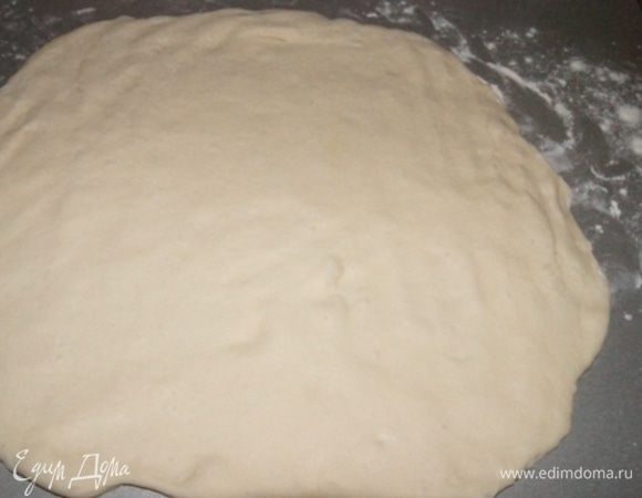 Расплющить тесто, раскатать скалкой, выгнать пузыри руками. Я убрала видимо не все, поэтому в хлебе есть дырочки. Но мне это нравится.