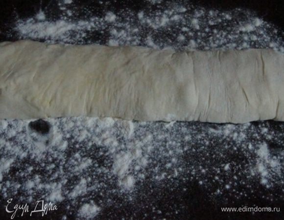Скатать тесто в рулет, защипнуть края и оставить на присыпанном мукой противне на 1 час на расстойку. Я обычно убираю в теплую духовку.