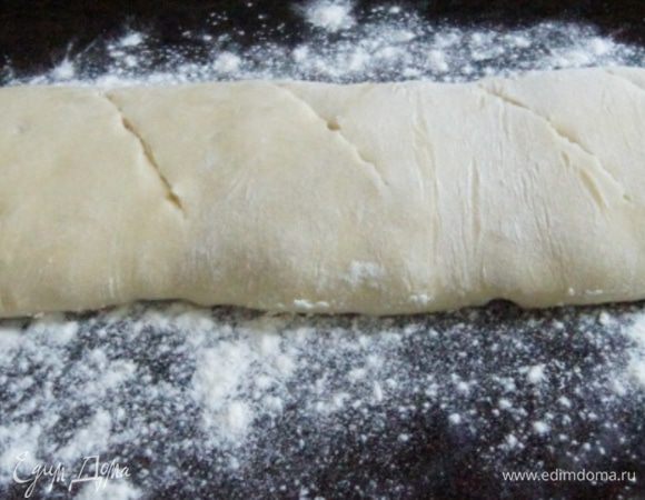 Вот так выглядит батон после расстойки. Сделать прорези.