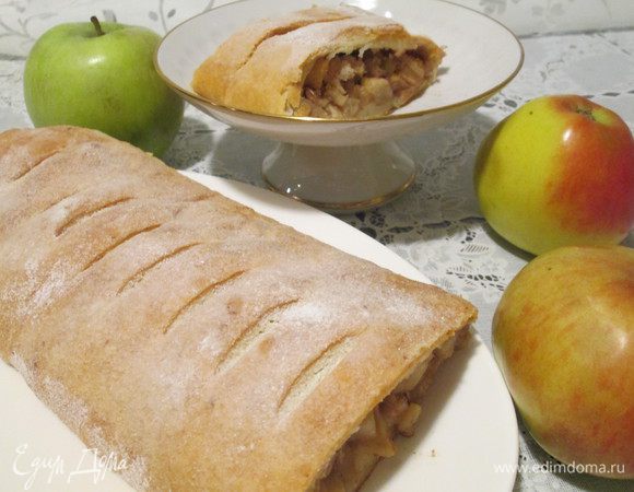 Нарезаем штрудель — он прекрасно режется (если, вдруг, будет крошиться, тогда резать раскаленным ножом), и подаем к чаю. 