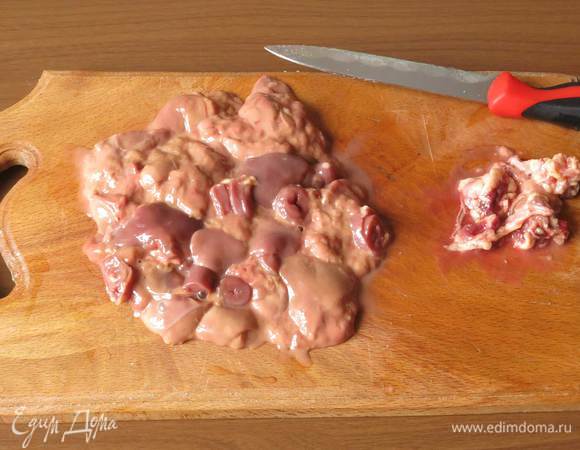Промываем печень с сердечками, вырезаем жир, сосуды.