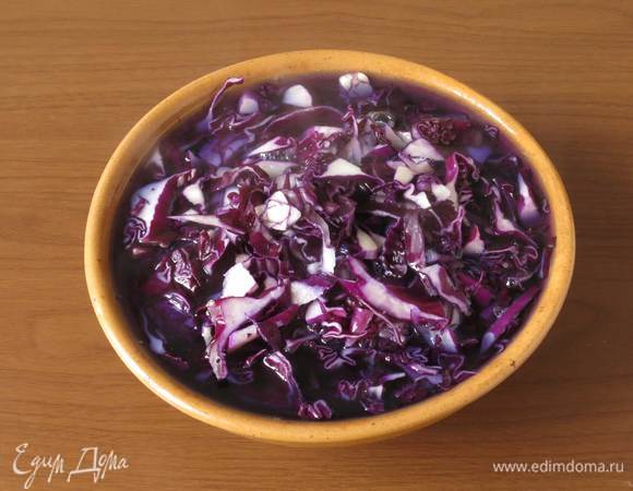 Капусту нарезаем, промываем в горячей воде пару раз, синева уходит, запах облагораживается.