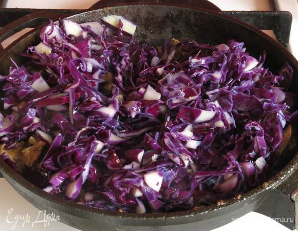 Перекладываем капусту к потрошкам и обжариваем еще минут 15-20, измельчаем пажитник (фенгурек), кладем к капусте, солим, перчим начинку.