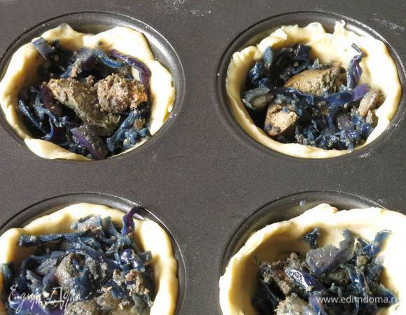 Выкладываем по 1,5 ложки начинки в формочки.