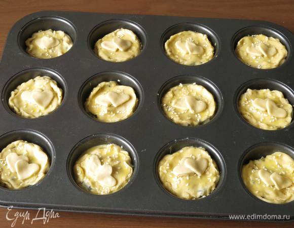 Вырезаем крышки — кружки теста и закрываем начинку, посыпаем кунжутом, украшаем сердечками.