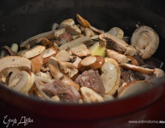 Добавить муку, перемешать, затем вино. Свежие грибы смесь. Перемешать.