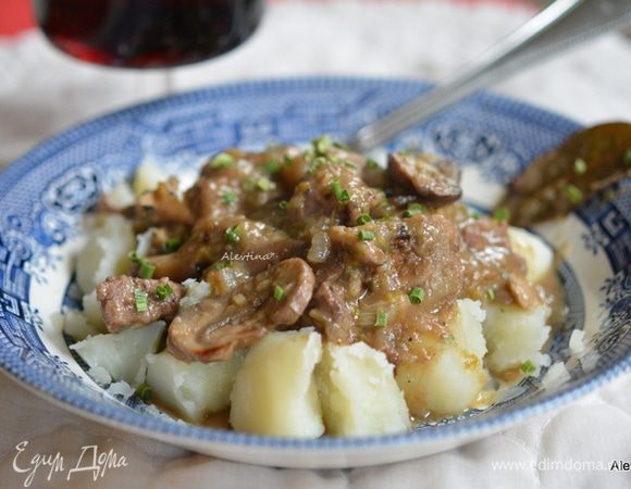 Посолить и поперчить. И тушить еще 15 мин. Подаем к столу с горячим гарниром. Посыпаем нарезанным шнит-луком. Приятного аппетита.