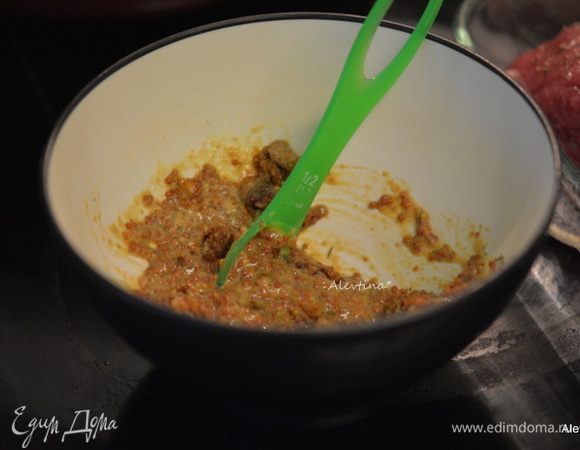 Смешать крупнозернистую горчицу с коричневым сахаром и тимьяном.