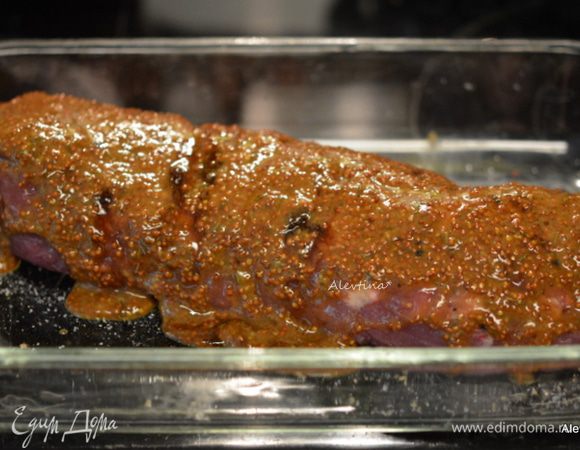 Смазать этой смесью вырезку. Поставить в духовку на 40-45 мин.