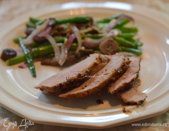 Подаем к столу свинину с готовым гарниром. Приятного аппетита.