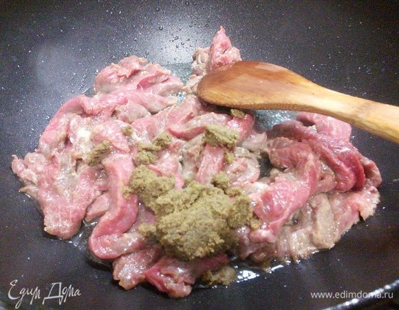 Разогрейте масло в сковороде с тяжёлым дном (в идеале — вок). Обжарьте мясо в течении нескольких минут, добавив к мясу красную пасту карри (у меня зелёная). При жарке мясо необходимо постоянно помешивать, чтобы паста его равномерно покрыла.