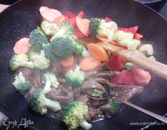 Добавьте овощи и обжаривайте мясо с овощами ещё в течении нескольких минут. В это время поставьте вариться лапшу (у меня "китайская"). 