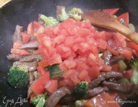 Теперь настал черёд помидор. Хорошо размешайте. Прогрейте. 