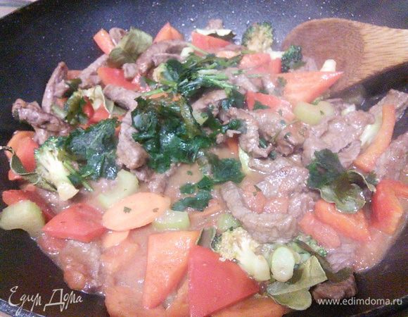 Добавьте пучок кинзы и сразу же смешайте всё блюдо с лапшой.