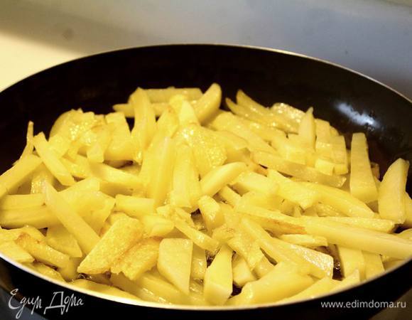 Очищеный картофель нарезаем соломкой и обжариваем до полуготовности.