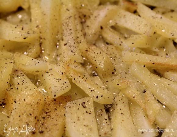 Лучок режем и разбираем на две кучки. В почти готовый картофель кладем беленькую часть, чтоб она немного "притомилась".