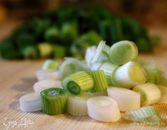 Лучок режем и разбираем на две кучки. В почти готовый картофель кладем беленькую часть, чтоб она немного "притомилась".