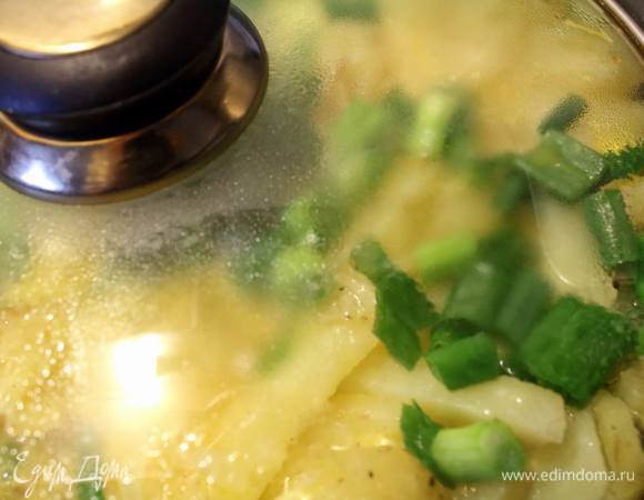 Накрываем крышкой.
Через пару-тройку минут переворачиваем на другую сторону (в общежитии это происходило картинно, на разделочную доску с последующим возвращением цельного "пирожка" на сковороду), я же упростила задачу — разделяю на порции и переворачиваю каждую отдельно.