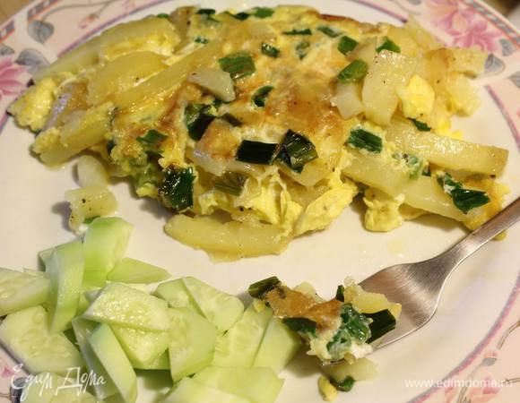 Еще пара минут — и можно выключить плиту, дав постоять еще минут 5-10 картошке под крышкой.
Добавить, конечно, лучше всего домашних маринованных помидорчиков...ммм) Но и огурчики подойдут.
Приятного аппетита! 