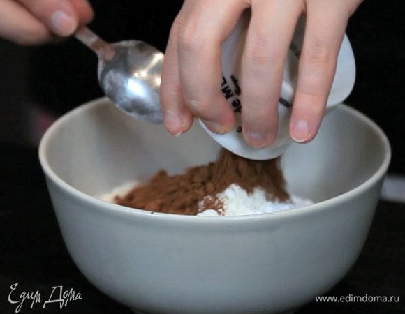 Разогреть духовку до 190°C.

Смешать пудру, муку, какао, миндаль, специи и шоколад.