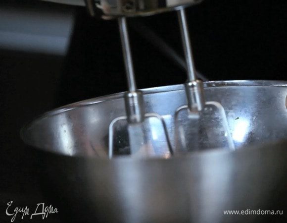 В отдельной миске взбить белки в течение 1,5 минут.