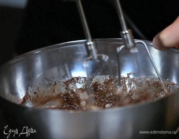 Добавить сухие ингредиенты и растопленное масло к белкам, перемешать до однородности.