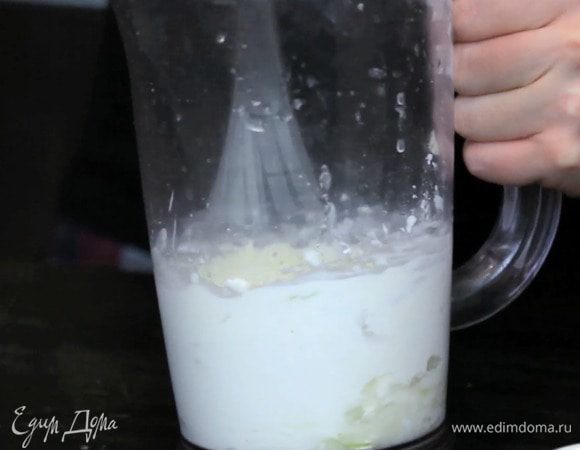 Для глазури/начинки взбить все ингредиенты до однородности. Понадобится и сок, и цедра лайма. Можно использовать как и целый лайм, так и половинку. Добавляйте по вкусу. Алкоголь можно увеличить до 1 ст.л. или даже больше.