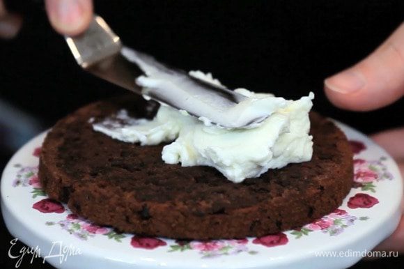 При желании пирожное можно разрезать и смазать "коржи" кремом, либо просто сверху покрыть глазурью.