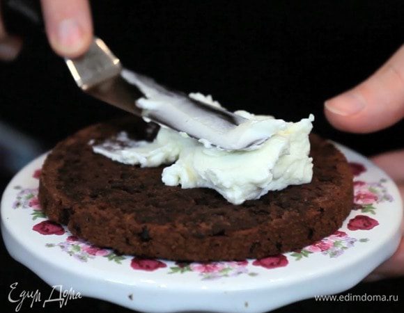 При желании пирожное можно разрезать и смазать "коржи" кремом, либо просто сверху покрыть глазурью. 