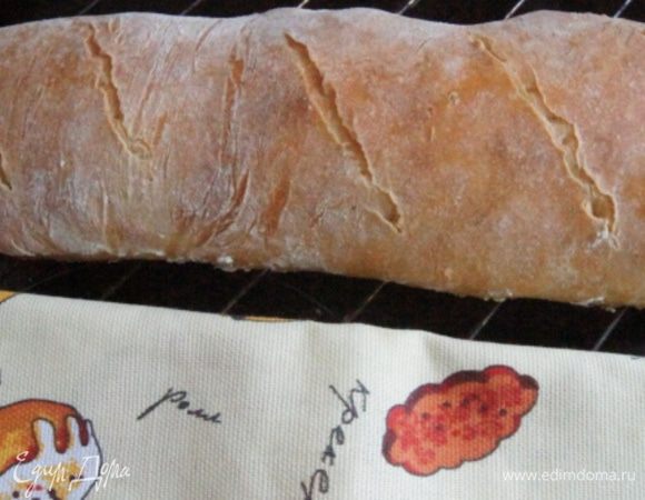 Духовка разогрета до 200°C. Перед тем как поставить хлеб в духовку нужно сбрызнуть ее водой, если ваша духовка печет с паром, воспользуйтесь этим режимом.
Выпекать батон 30 минут, до золотистой корочки. Сбрызнуть батон из распылителя водой и оставить еще на минутку в духовке.
Остудить на решетке.