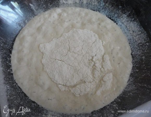 Через полчаса (возможно уйдет и побольше времени) появились характерные пузырьки и трещинки — дрожжи подкормлены, можно замешивать тесто.