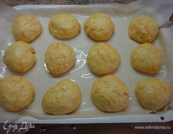 Разделываем на булочки. Моя красавица "накатала" вот такие.