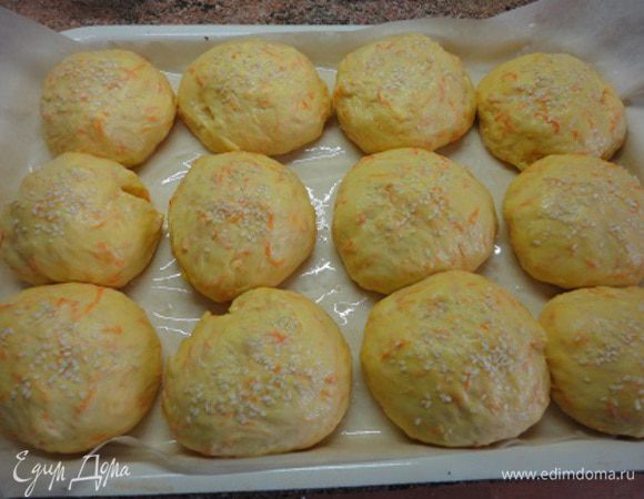 Даем им еще 30 минут на подъем, смазываем молоком, посыпаем кунжутом. И выпекаем 20-25 минут при 180°C.