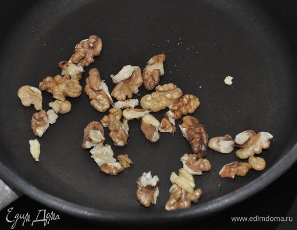 Грецкие орехи, помешивая, подсушить на сухой раскаленной сковороде. 