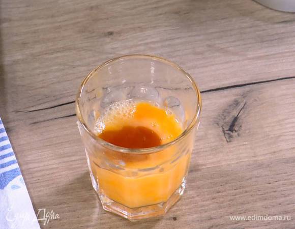 Яйцо и желток перемешать вилкой, влить ванильный экстракт и еще раз перемешать.