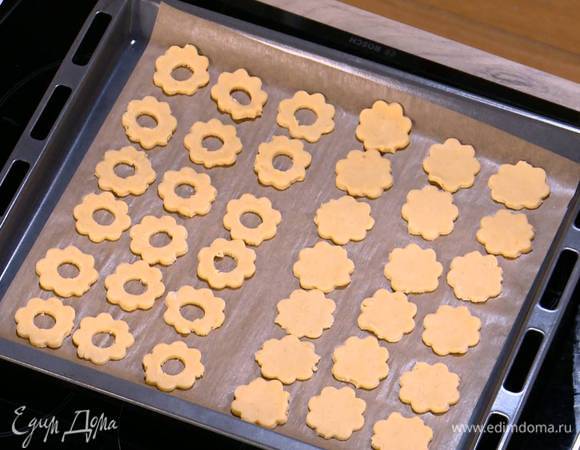 У половины печенья маленьким кулинарным кольцом вырезать в центре отверстие.