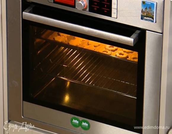 Выпекать печенье в разогретой духовке 7–9 минут.