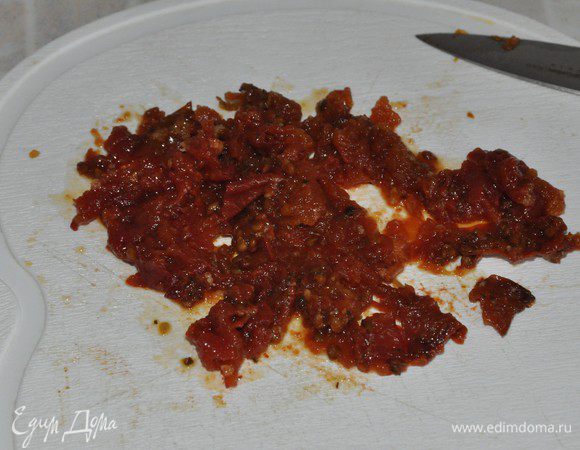 Вяленые помидоры, если в масле, процедить и мелко нарезать. 