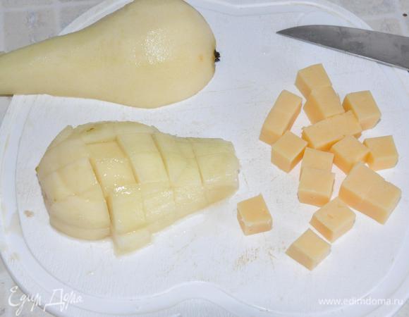 Грушу (нужна спелая, ароматная, но крепкая) очистить от кожуры и нарезать кубиками около 1 см. 
Сыр нарезать такими же кубиками.
Я готовила как с полутвёрдым сыром (как на этом фото), так и с Адыгейским (на след. фото).