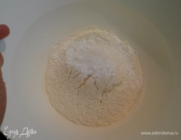Просеиваем и смешиваем муку, разрыхлитель и соль.