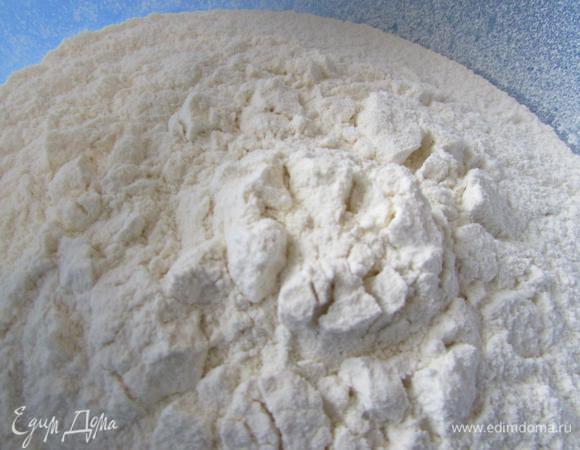 Просеять муку (может понадобиться меньшее количество, зависит от муки, я переборщила).