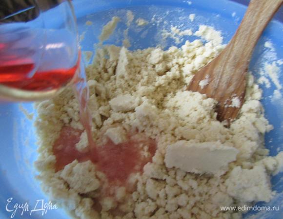 Затем влить белое вино (у меня не оказалось, влила розовое). 