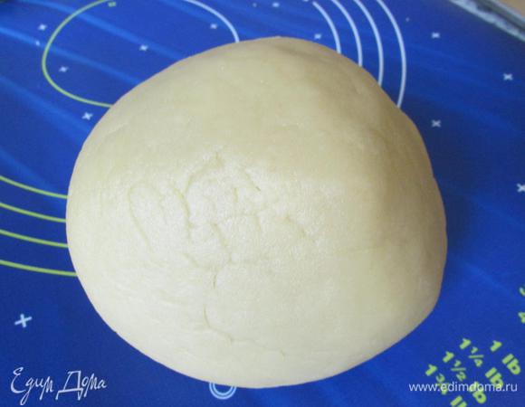 Замесить мягкое гладкое тесто. Долго месить не надо.