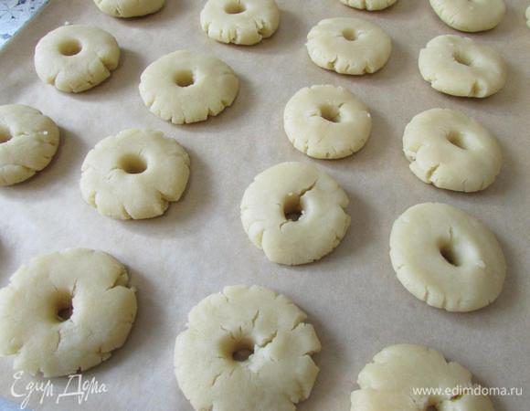 ... но печенье же называется "Винные колечки", поэтому каждый шарик прижать между ладошками и сделать дырочку (можно палочкой для ролл). Мое печенье слегка потрескалось (оказалось — перебор муки), а должно быть ровненькое-ровненькое, гладенькое-гладенькое. Выложить печенье на противень, застеленный пекарской бумагой. Отправить в разогретую духовку (180°C), выпекать примерно, минут 30.