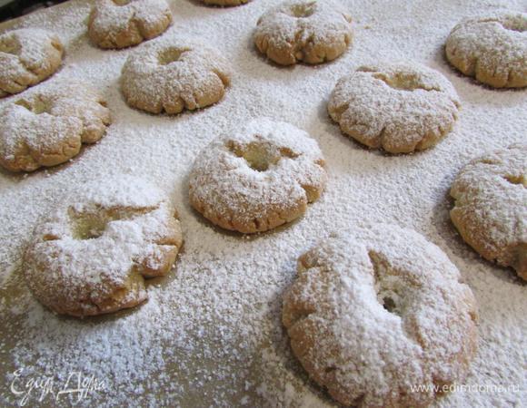 Горячее печенье посыпать обильно сахарной пудрой.