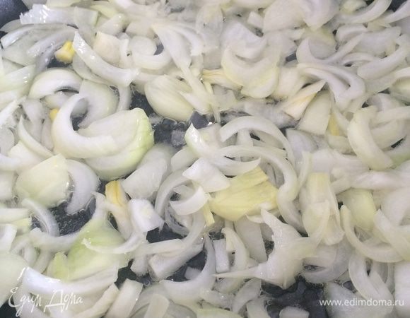 Обжарить лук на растительное масле до прозрачного цвета.