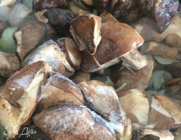 Добавить грибы. Жарить минут 5.