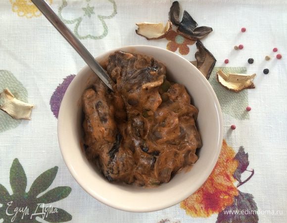 Заправить солью, перцем и тушить еще несколько минут.